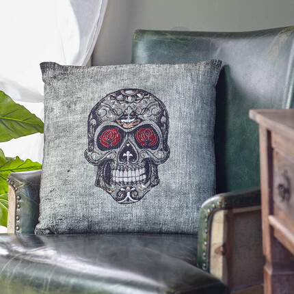 Декоративная подушка с изображением черепа