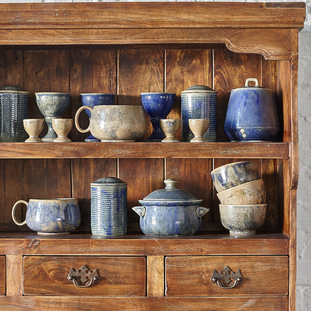 Кухонный шкаф из массива акации и коллекция посуды Karama