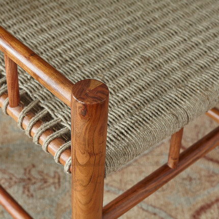 Деревянное кресло с плетением из джута