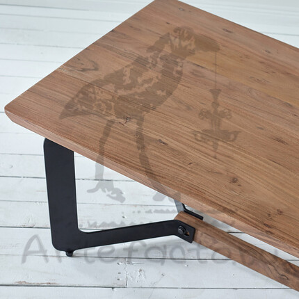 Журнальный стол с деревянной столешницей