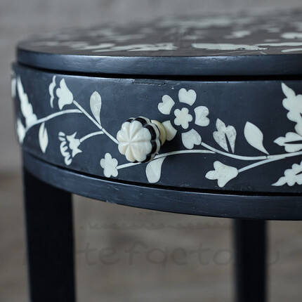 Круглый кофейный столик с цветами
