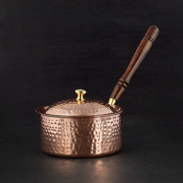 Ковшик с крышкой и деревянной ручкой