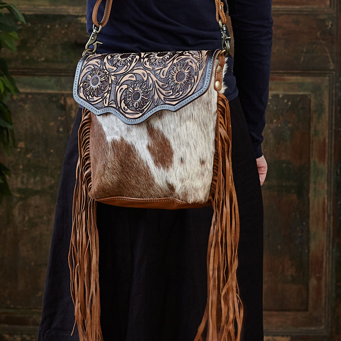 Кожаная сумка с бахромой в этническом стиле