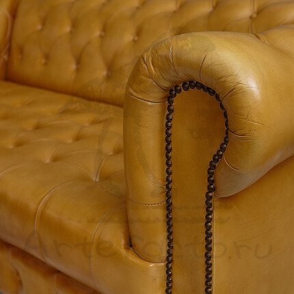 Оранжевый кожаный диван с каретной стяжкой