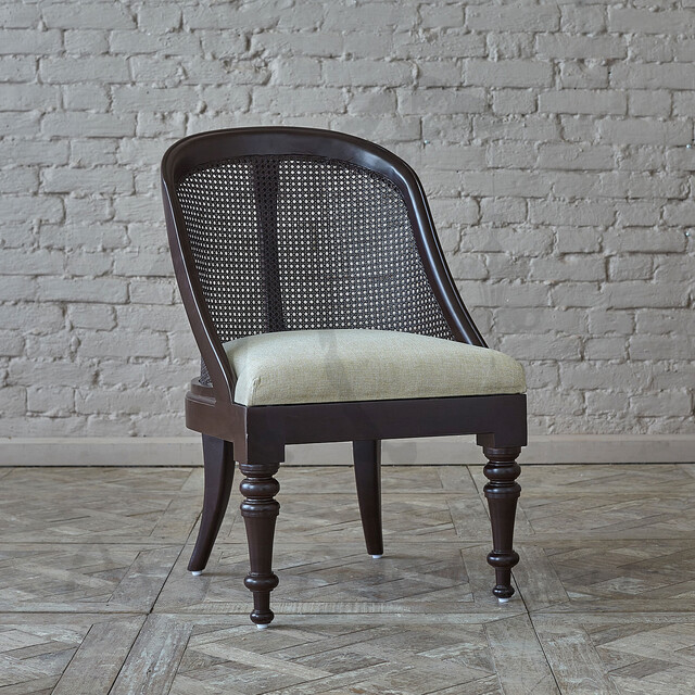 Кресло с плетеной спинкой