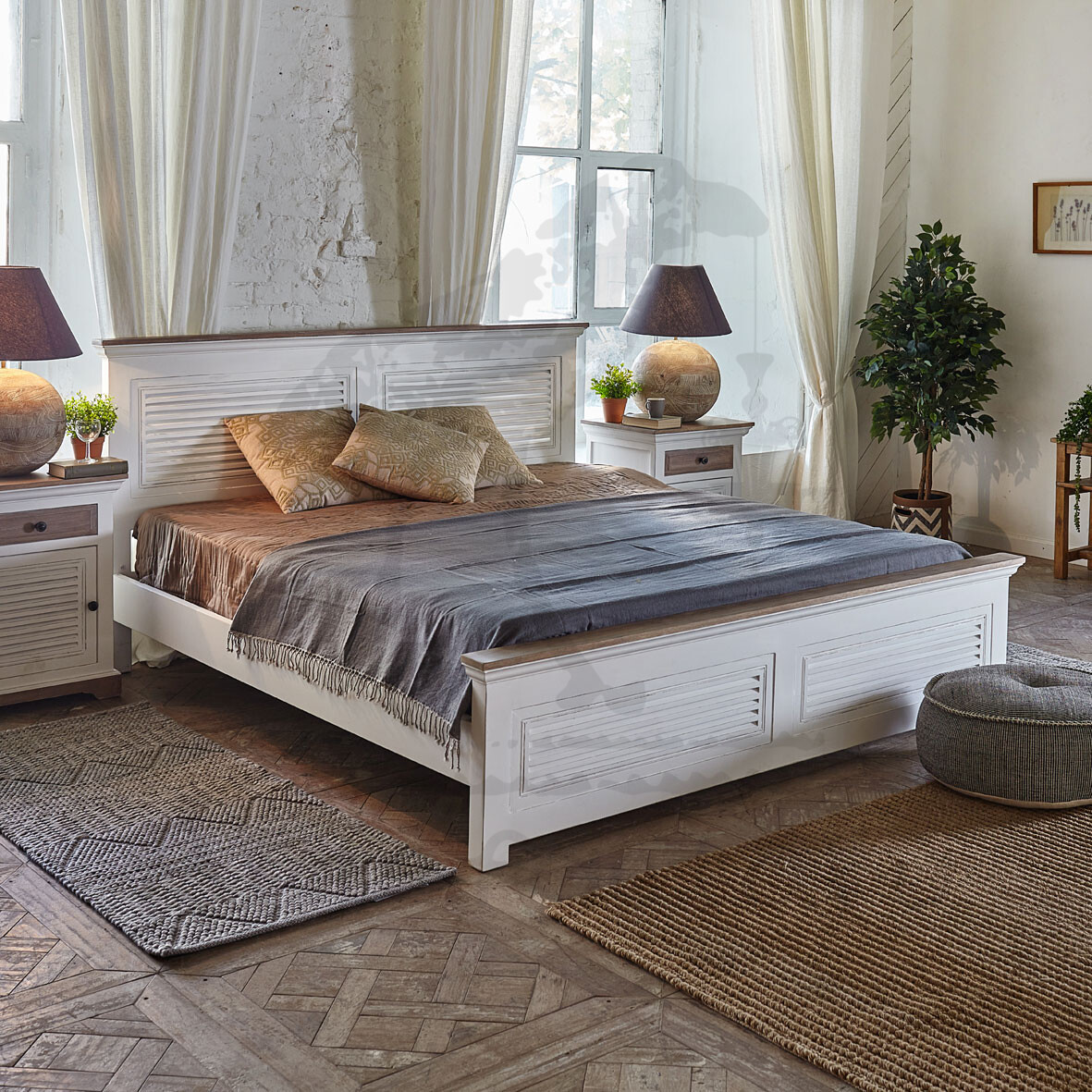 Белая деревянная двуспальная кровать в стиле прованс