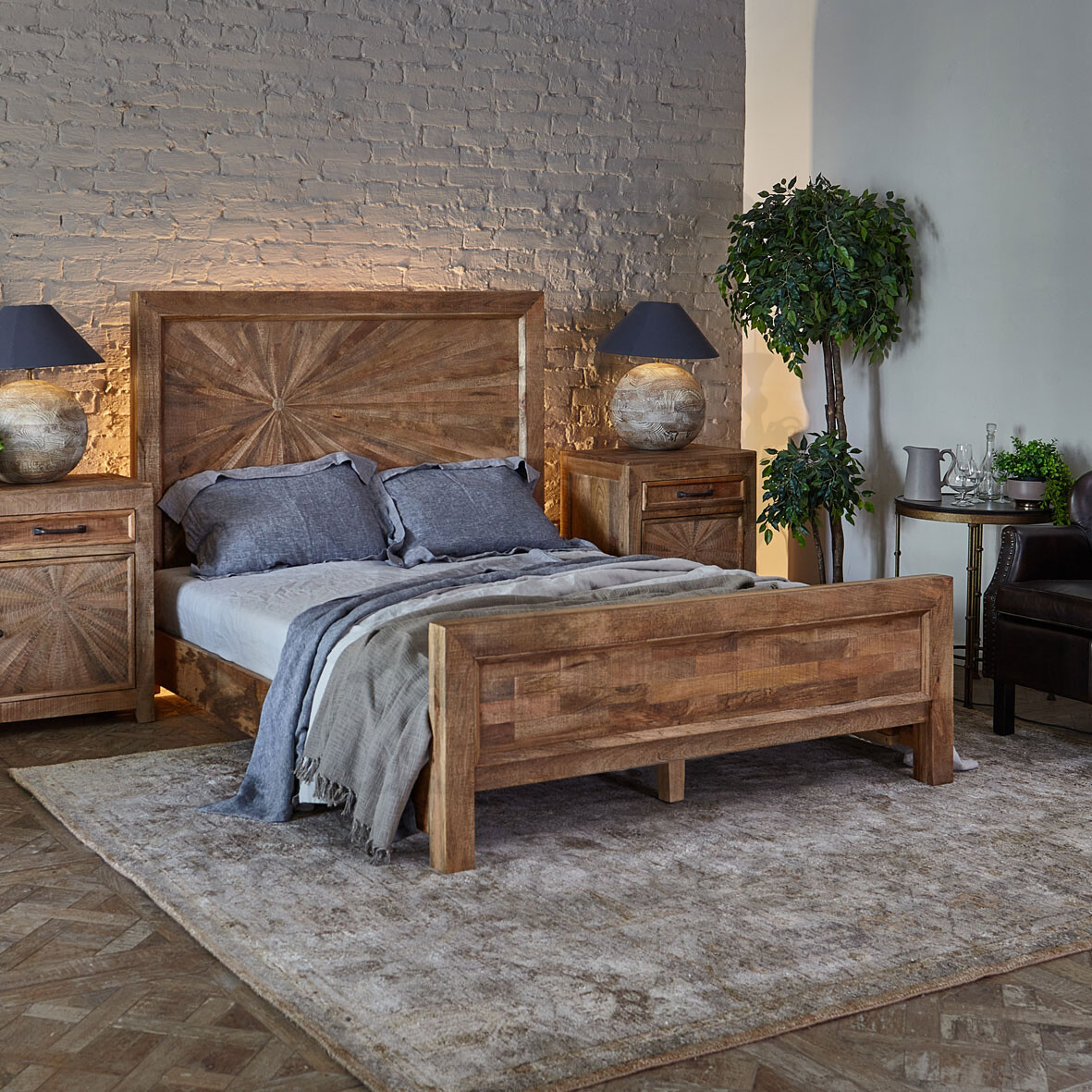Большая деревянная двуспальная кровать