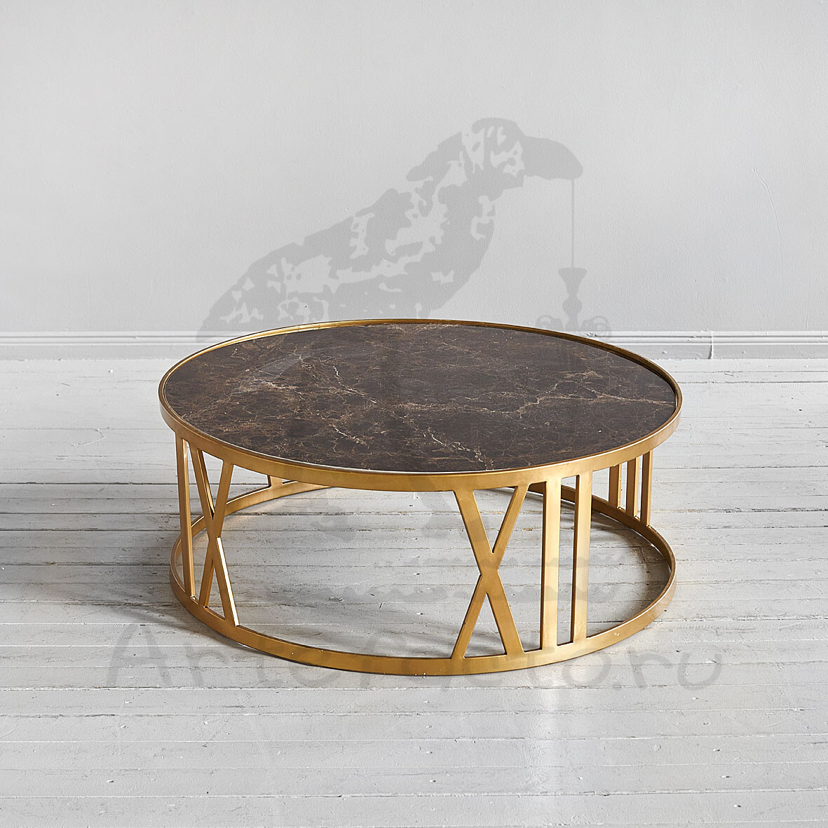Круглый латунный столик со столешницей из темного мрамора
