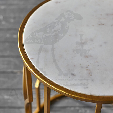 Кофейный столик со столешницей из белого мрамора