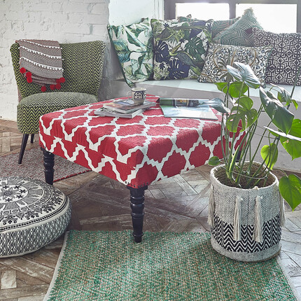 Красный журнальный столик, битый ковром-килимом