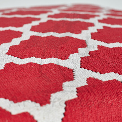 Красный журнальный столик, битый ковром-килимом