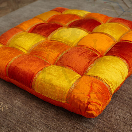Напольная оранжевая подушка в клетку