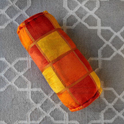 Оранжевая декоративная подушка-валик