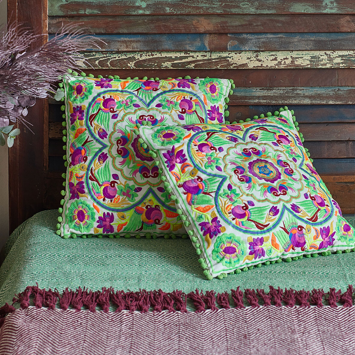 Декоративная подушка с объемной вышивкой