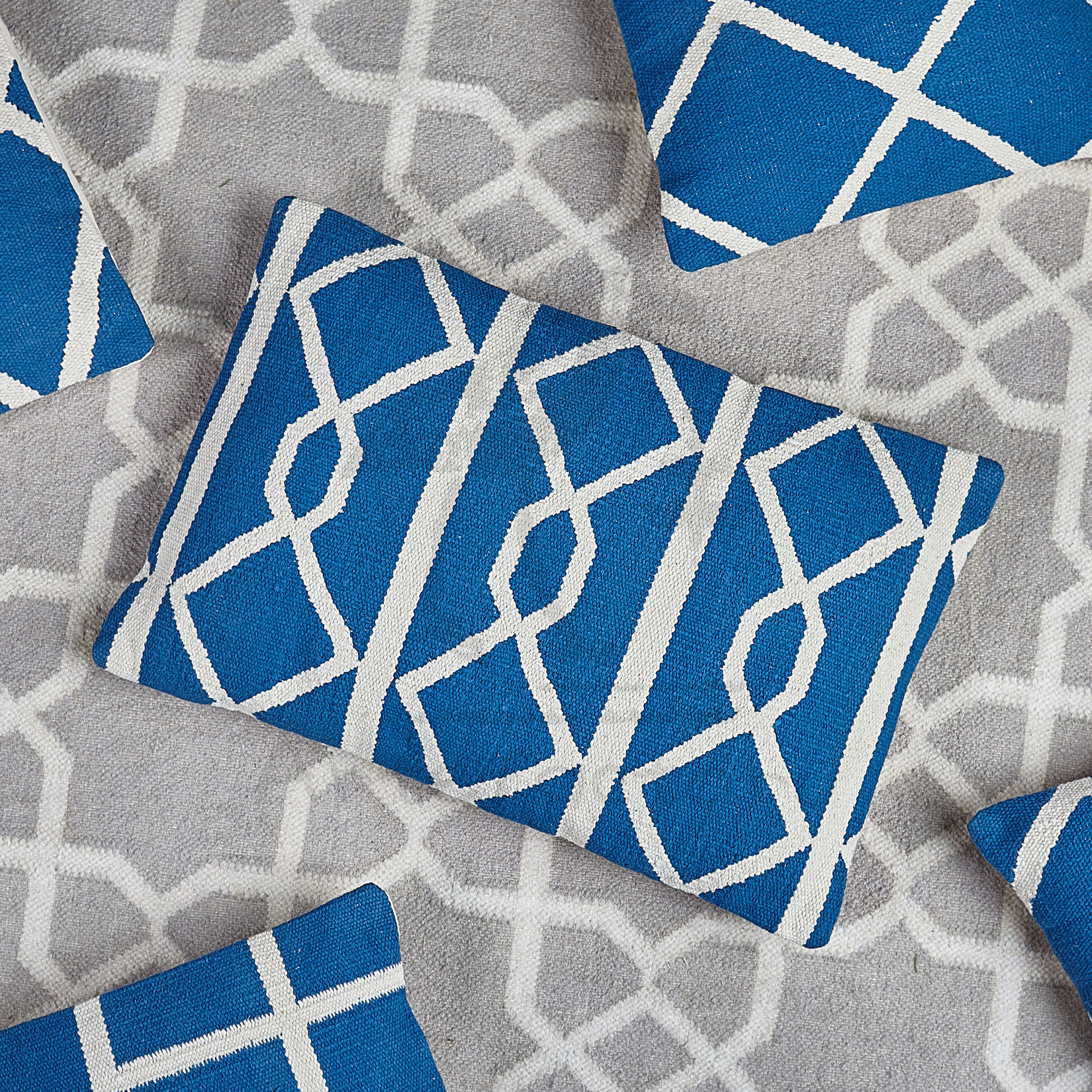 Синяя прямоугольная подушка
