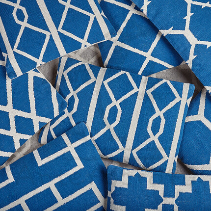 Прямоугольная синяя подушка с геометрическим орнаментом
