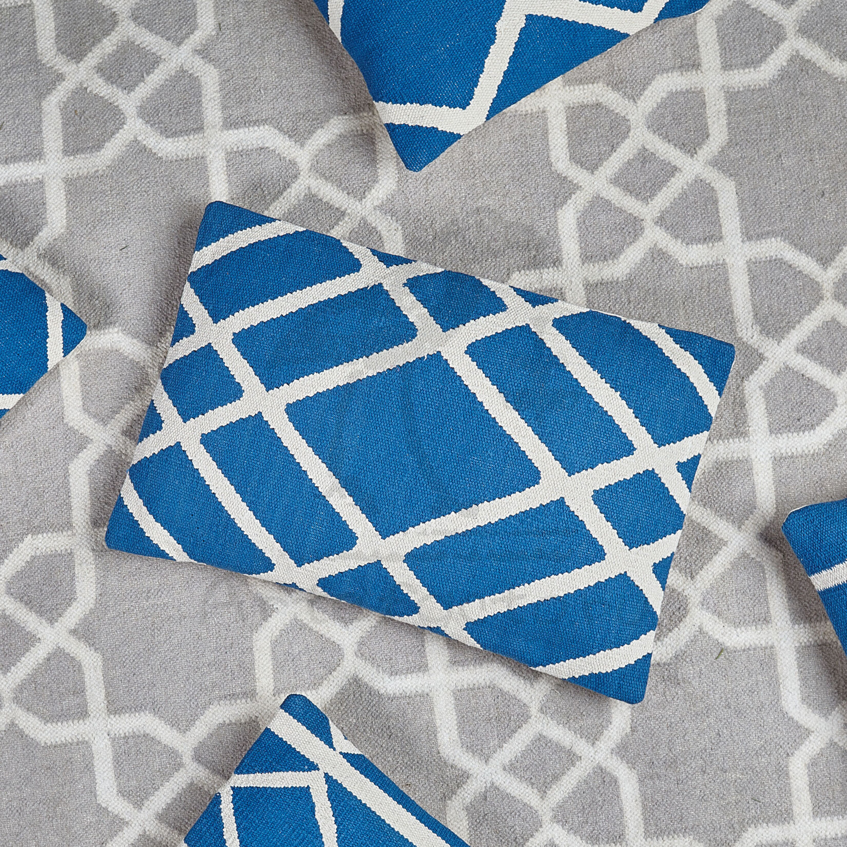 Синяя декоративная подушка из натурального хлопка