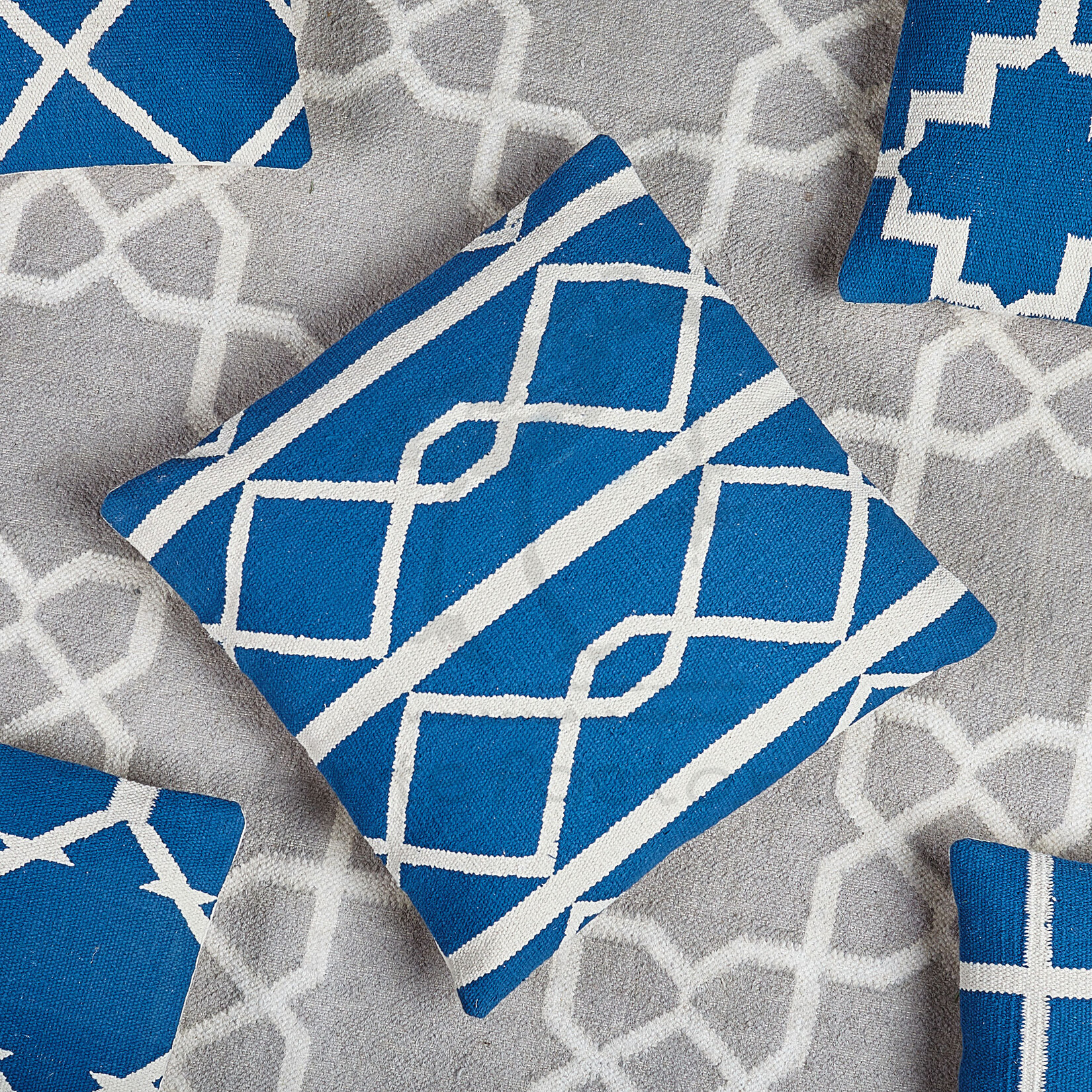Синяя квадратная подушка, обитая тканью-килимом