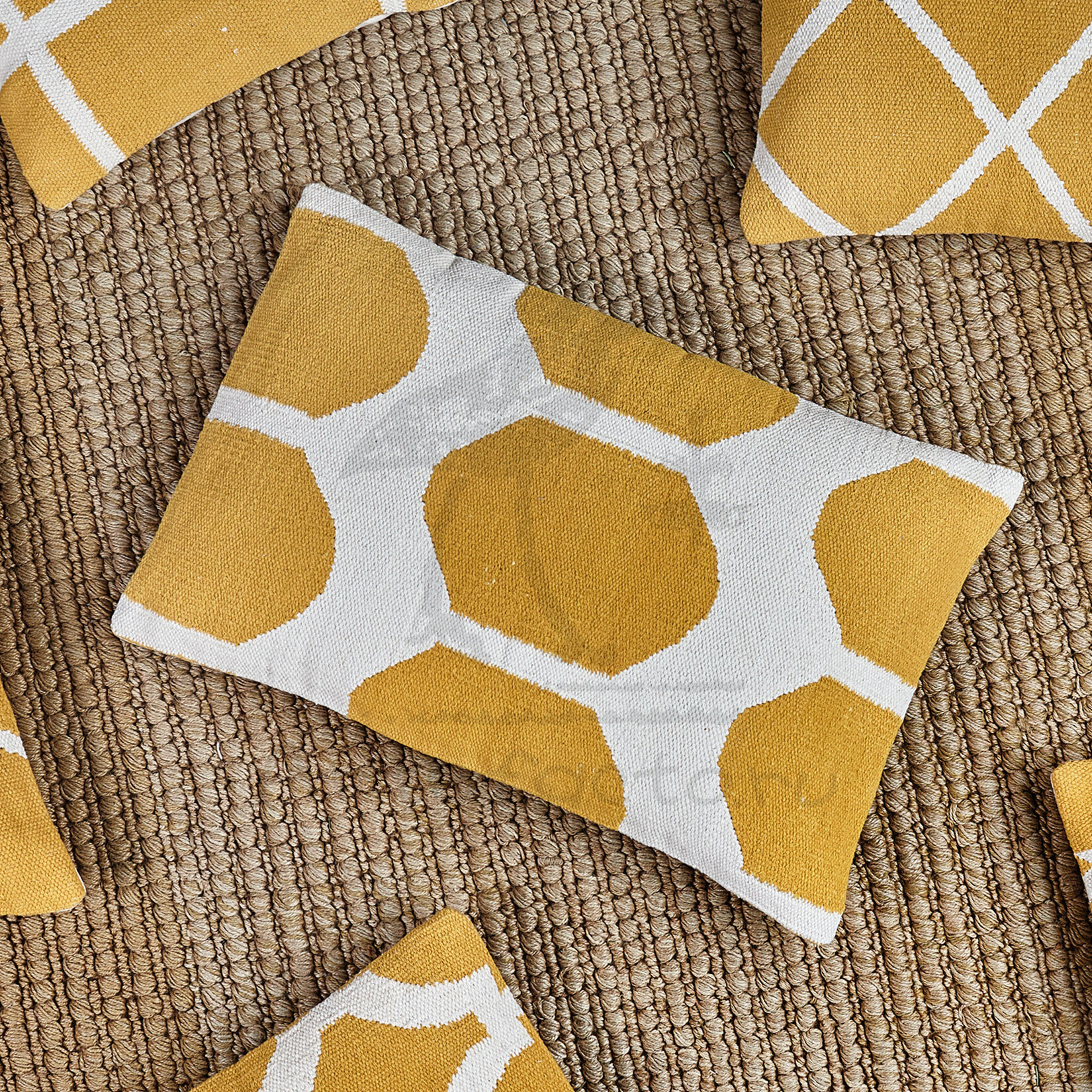 Декоративная подушка желтового цвета