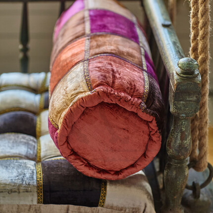 Розовая подушка-валик ручной работы