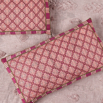 Розовая декоративная подушка в восточном стиле