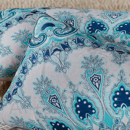 Голубая подушка в восточном стиле
