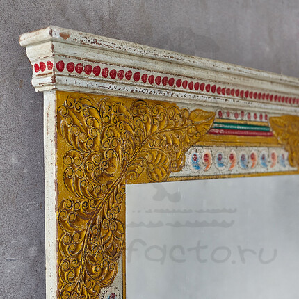 Индийское зеркало в золотой деревянной раме
