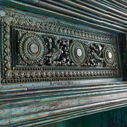 Стеллаж Ethnic Chic Резной деревянный стеллаж с открытыми полками
