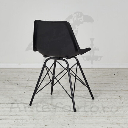 Кожаный стул с металлическим основанием