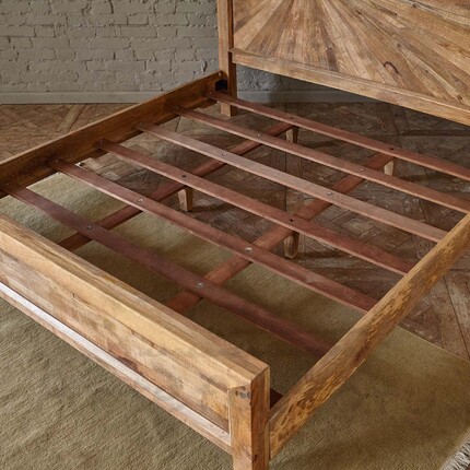 Деревянная кровать с высоким изголовьем