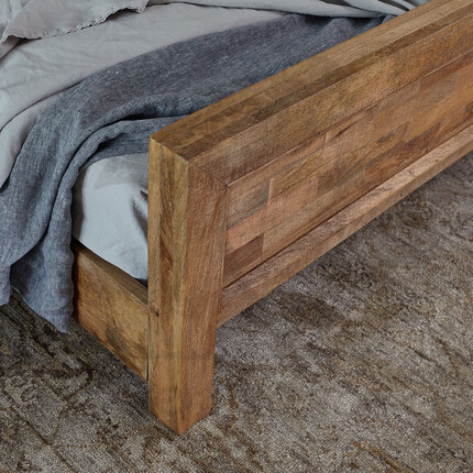 Большая деревянная двуспальная кровать