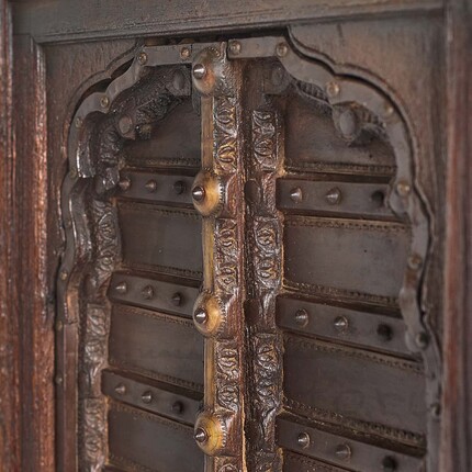 Дверца с латунным декором