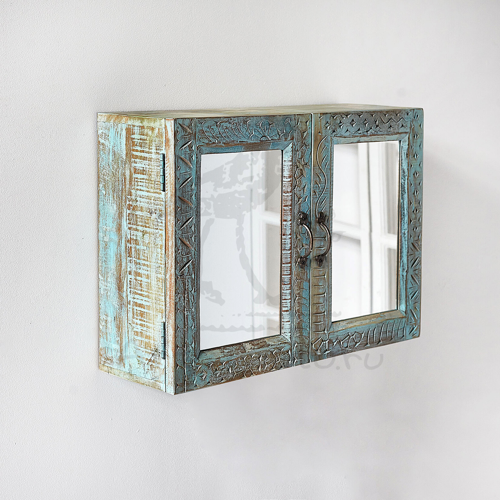 Голубой подвесной шкафчик с зеркальными дверцами
