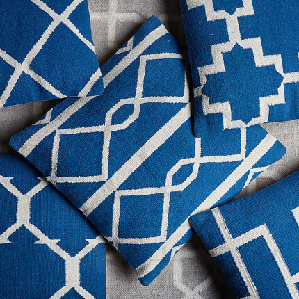 Синяя квадратная подушка, обитая тканью-килимом