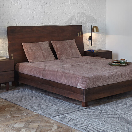 Двуспальная деревянная кровать из Индии