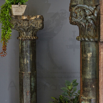 Резная деревянная колонна в античном стиле