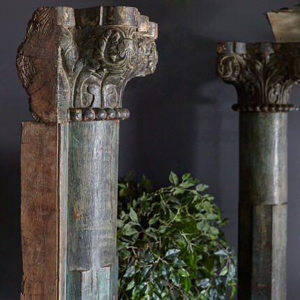 Резная деревянная колонна в античном стиле