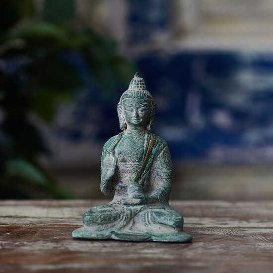 Декоративная маленькая статуэтка Будда