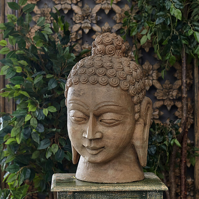 Каменная статуэтка голова Будды