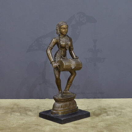 Латунная статуэтка девушка с барабаном