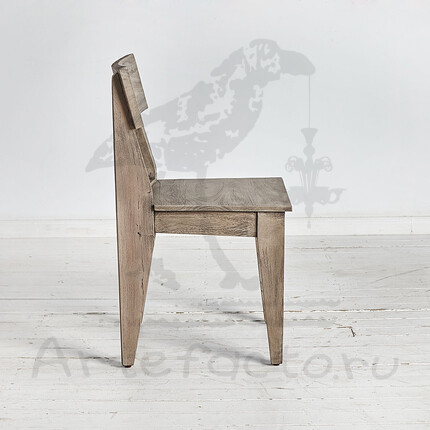 Деревянный серый обеденный стул