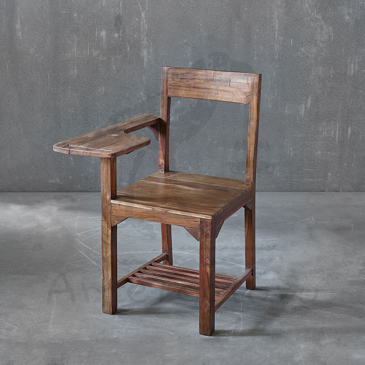 Деревянный стул со столиком