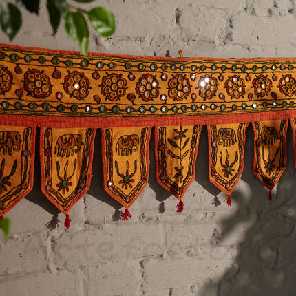 Текстильная оранжевая гирлянда из Индии