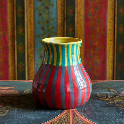 Полосатая керамическая ваза