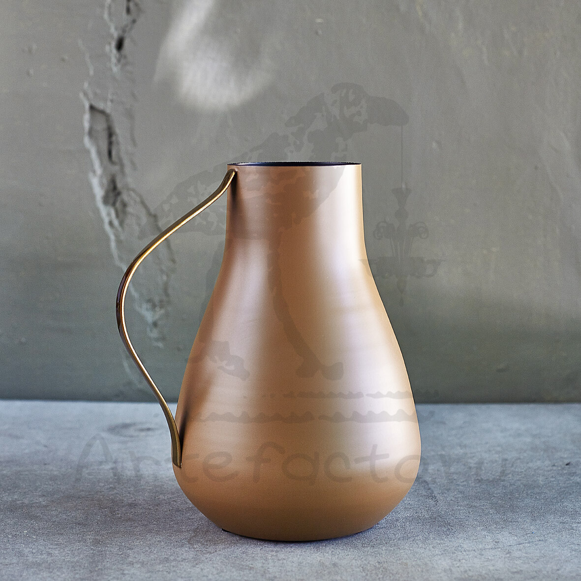Металлическая ваза с ручкой, скандинавский стиль