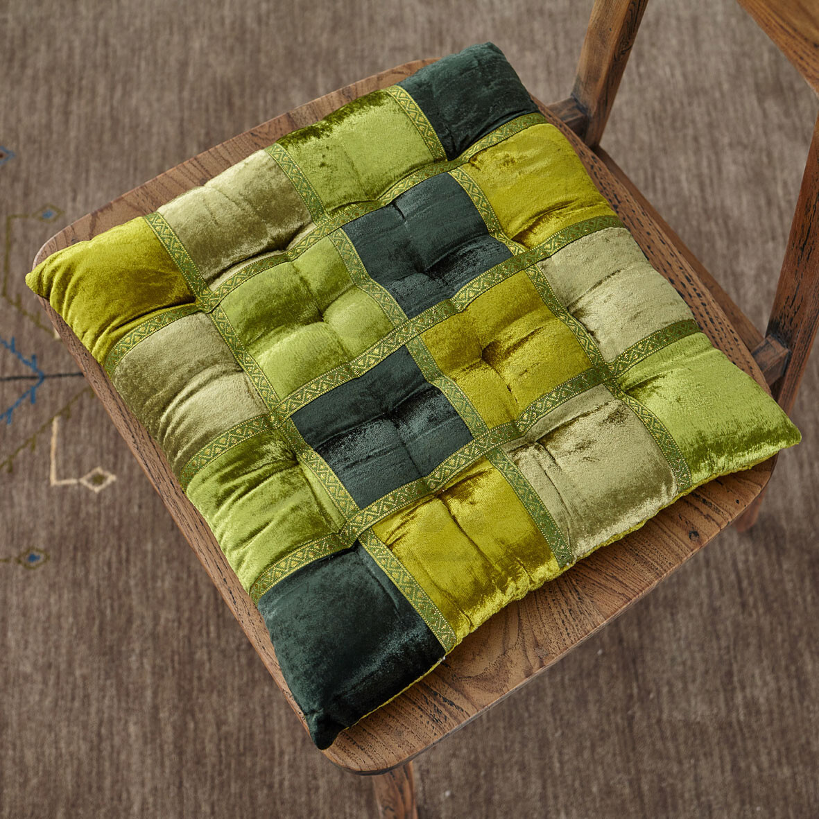 Декоративная зеленая подушка на стул