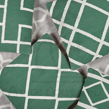Зелёная квадратная подушка, обитая килимом