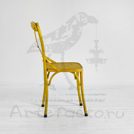 Жёлтый металлический стул