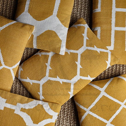 Жёлтая декоративная подушка, обитая килимом