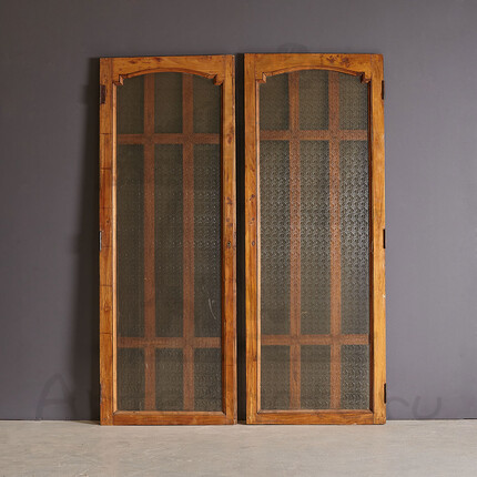 Деревянная распашная дверь с расстекловкой